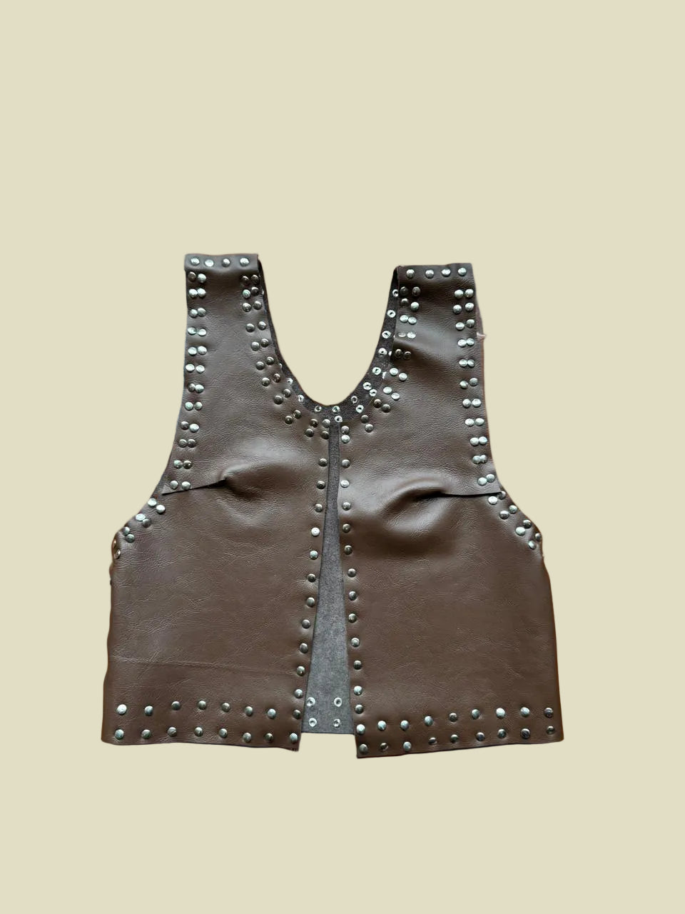 Espíritu Pampa — Chaleco Boho Piel con Remaches