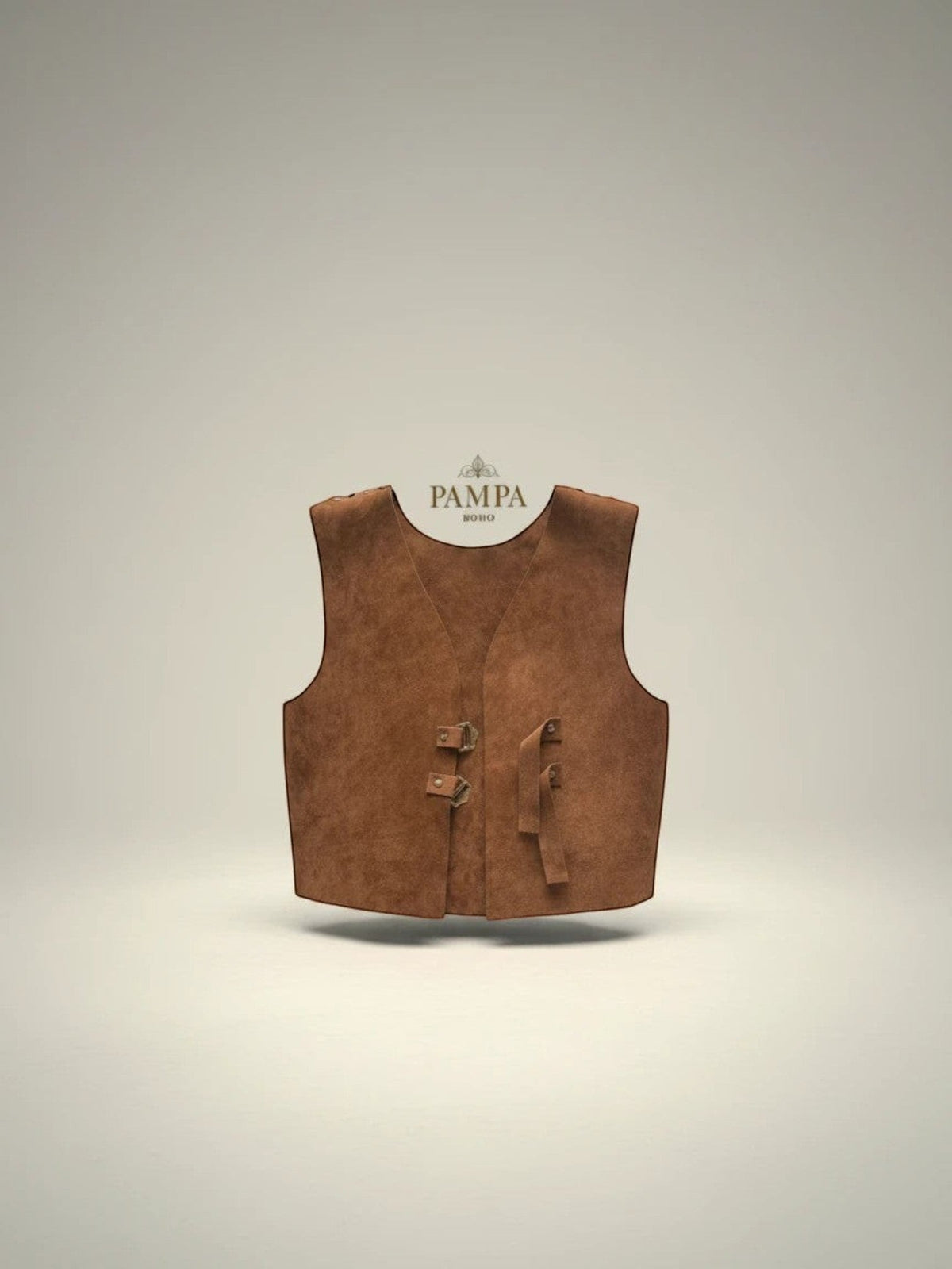 Chaleco Annie de Pampa Boho, de piel artesanal marrón, sin mangas, ajustable con hebillas y cierre en la espalda.