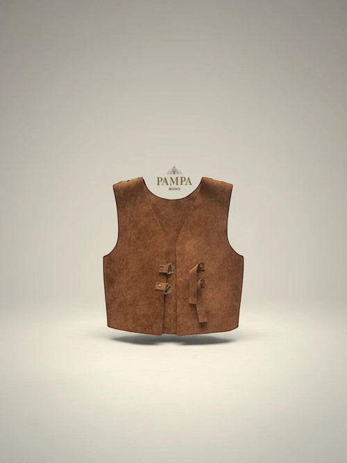 Chaleco Annie de Pampa Boho, de piel artesanal marrón, sin mangas, ajustable con hebillas y cierre en la espalda.