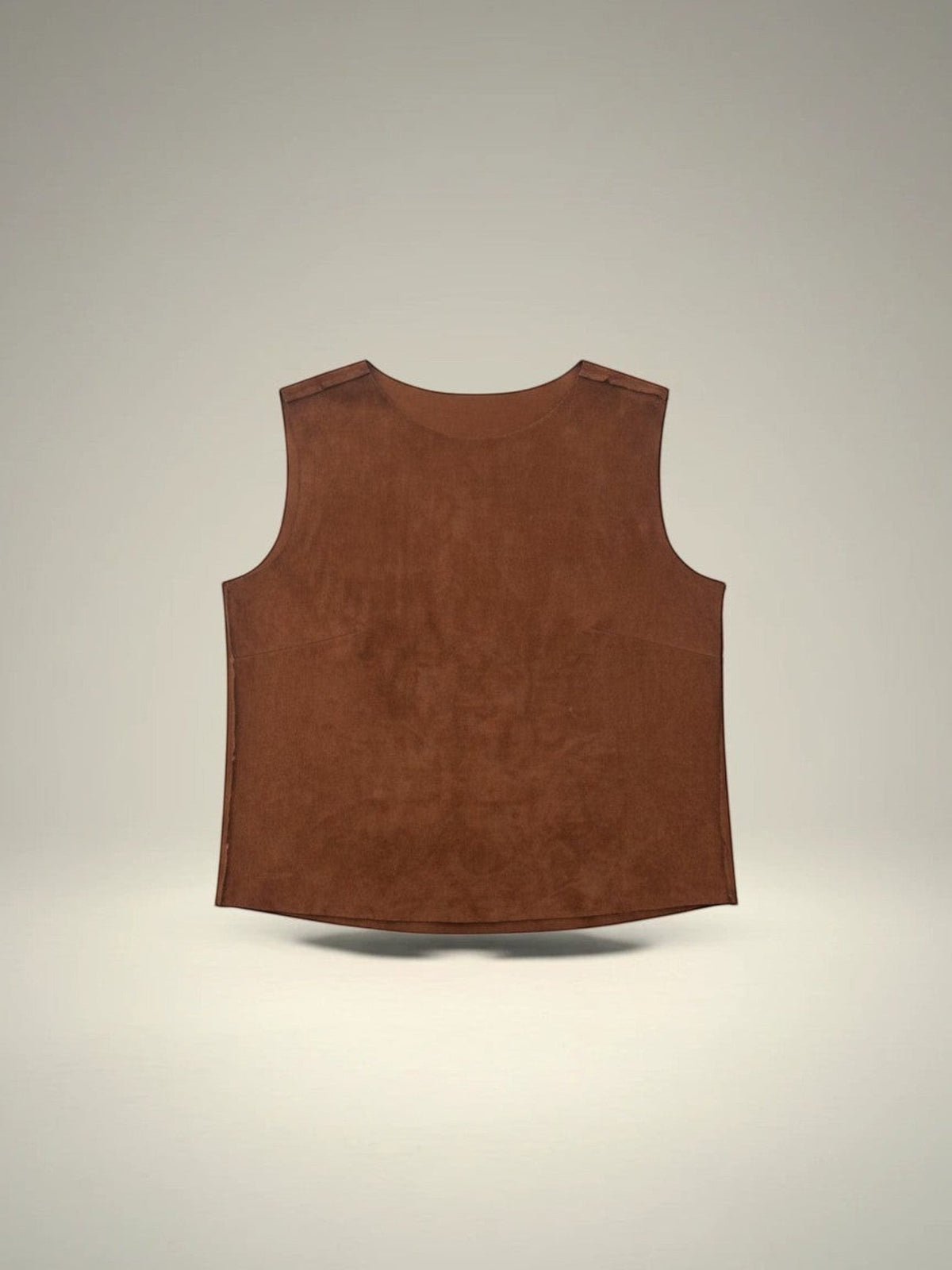 Chaleco Pampa Boho de gamuza color tabaco, sin mangas, ajustable y de talla única.