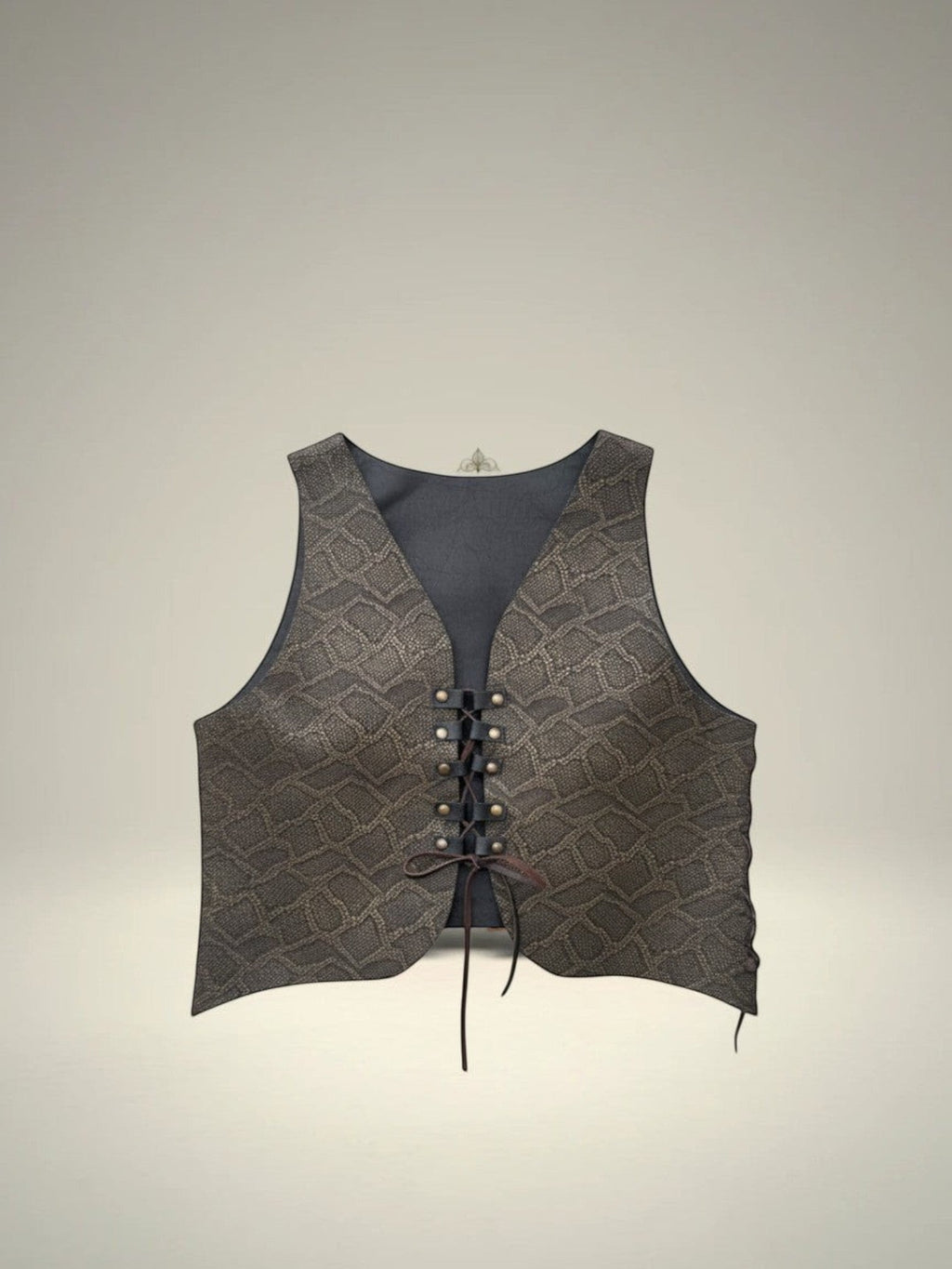Chaleco Pampa Boho Maggie de piel con estampado de serpiente en gris y dorado, con cordones de cuero al frente.