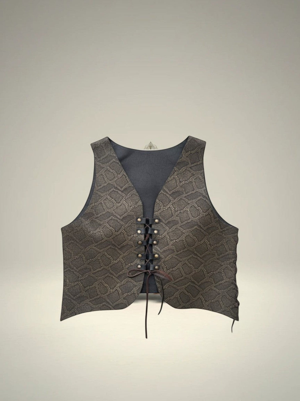 Chaleco Pampa Boho Maggie de piel con estampado de serpiente en gris y dorado, con cordones de cuero al frente.