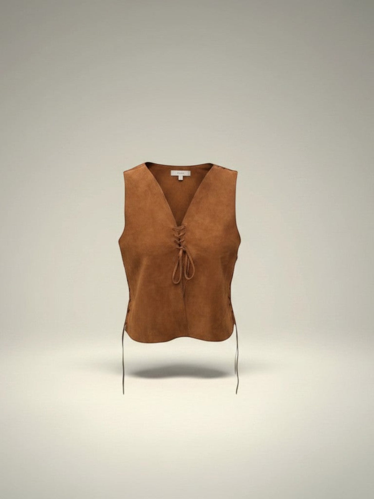Top Pampa Boho de ante marrón con cordones en el frente y ajuste lateral. Tejido abierto.