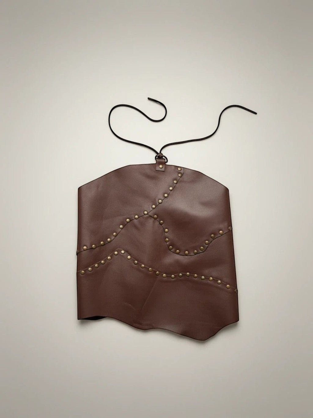 Top Pampa Boho Cordoba de cuero marrón con tachuelas y ajuste en la espalda. Diseño abierto.