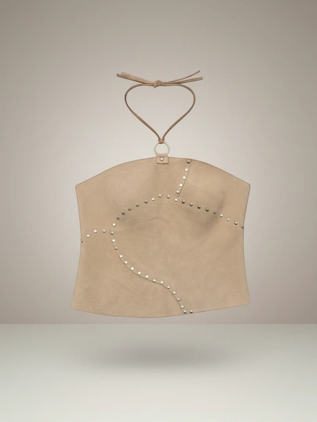 Top halter de gamuza color hueso de Pampa Boho con remaches y cuello ajustable.