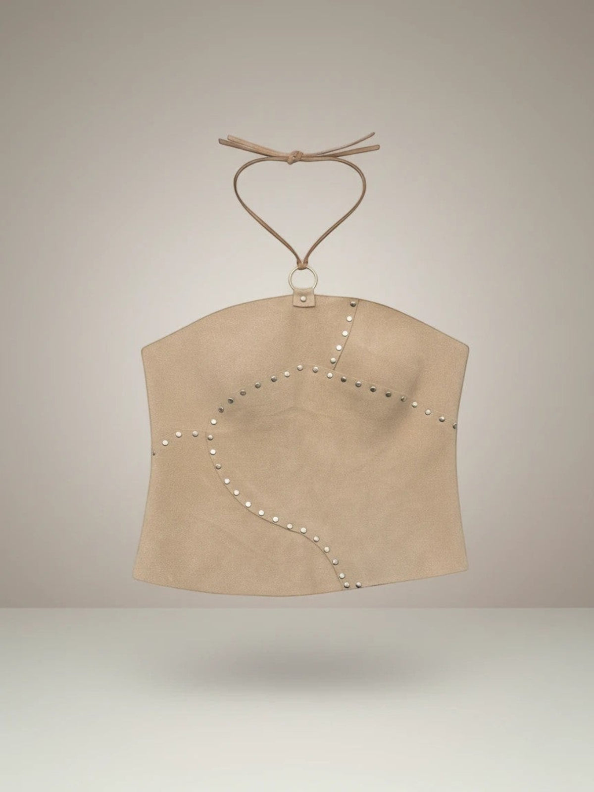 Top halter de gamuza color hueso de Pampa Boho con remaches y cuello ajustable.
