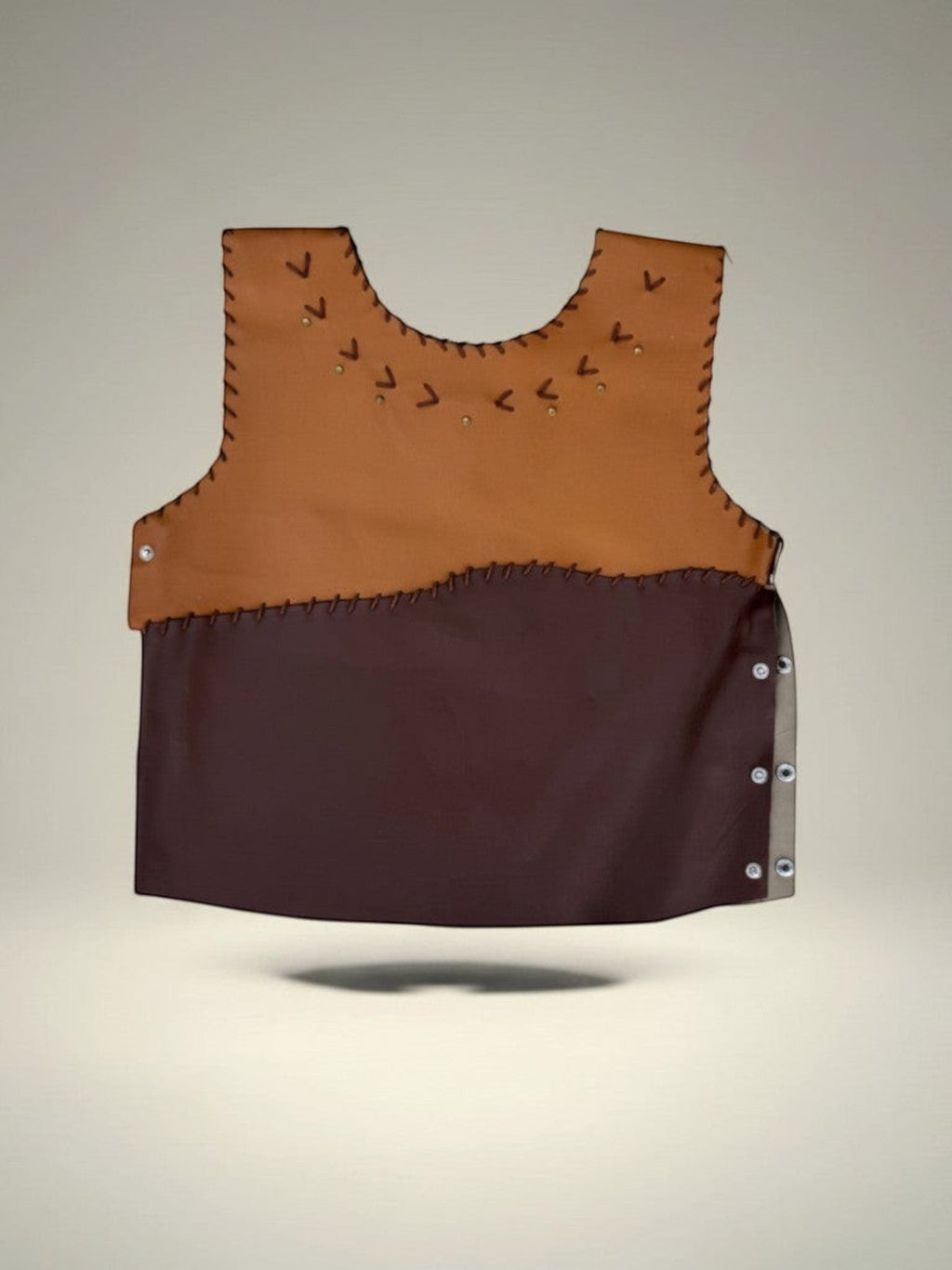Top Pampa Boho de piel en color chocolate y camel, con remaches y detalles bordados. Ajustable en los laterales.