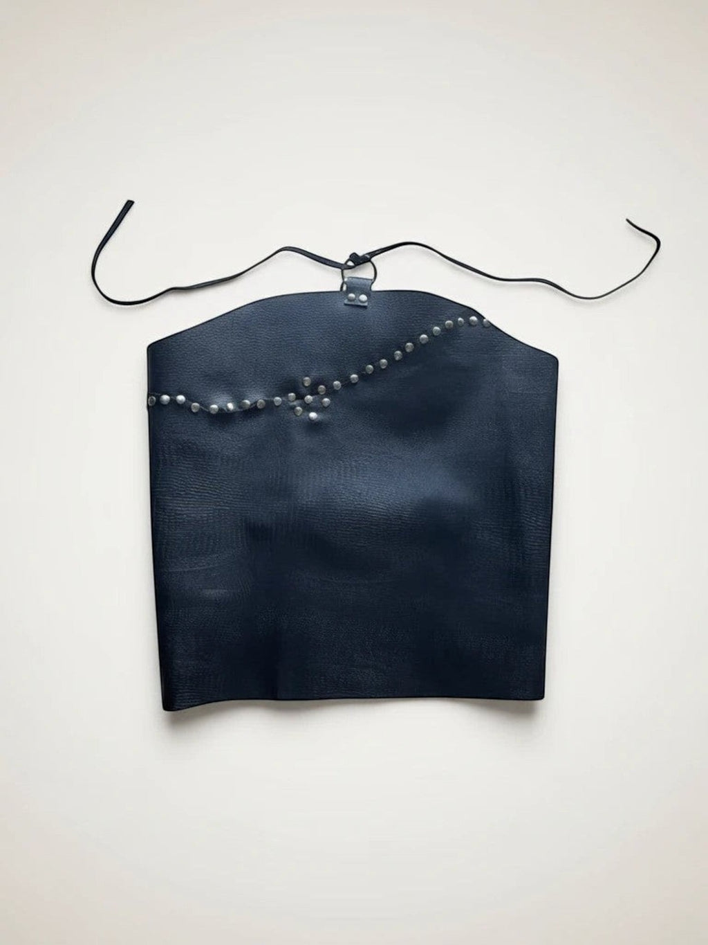 Top Pampa Boho de piel negra con remaches, espalda abierta y tiras ajustables. Unitalla.