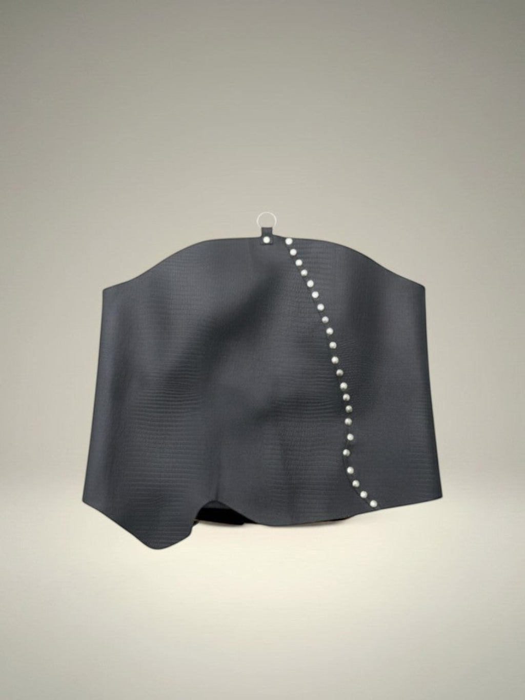 Top Pampa Boho de piel negro con cuello halter, remaches laterales y espalda abierta. Ajustable.